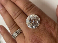 O pensionară a descoperit o comoară de peste 2 milioane de lire sterline când făcea curat. Era aproape să o arunce la gunoi