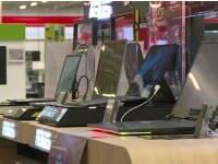 Comercianții se pregătesc deja de Black Friday. Clienții nu mai sunt însă atât de largi la pungă