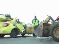 Un taxi s-a oprit într-un bulodoexcavator, la Iași. Cine este de vină pentru accidentul neobișnuit
