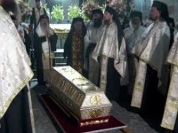 Racla cu moaștele Cuvioasei Parascheva, purtată în procesiune pe străzile Iașiului. Pomana unui credincios