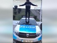 Tânăr pe mașina de poliție