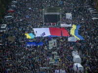 Zeci de mii de persoane au participat la Praga, la o demonstraţie de susţinere a Ucrainei,