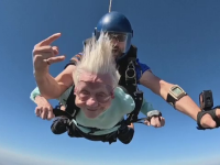 O femeie din SUA a sărit cu parașuta la 104 ani ca să intre în Cartea Recordurilor