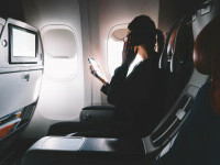 femeie in avion