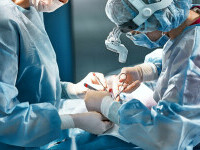 Surse: Un medic de la Spitalul Fundeni ar fi uitat o compresă în abdomenul unei paciente care a făcut septicemie şi a murit