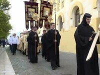 Moaștele Sfântului Constantin Brâncoveanu din Alba Iulia, prilej de rugăciune pentru sute de oameni. „Să fie pace””