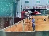 Muncitor filmat în timp ce urinează într-un rezervor la fabrica de bere. Acțiunile Tsingtao s-au prăbușit