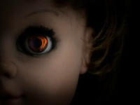 Păpușa „bântuită” care a băgat spaima într-o femeie care face investigații paranormale. „Câinele a început să latre la ea”