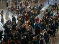 Oameni care așteaptă pe aeroport