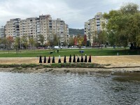 Scenele care le-au dat fiori clujenilor. Cine sunt „oamenii în negru” care părea că fac un ritual ocult pe maul Someșului