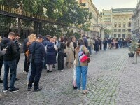 Mii de moldoveni au stat la coadă la referendum și să-și voteze președintele. Cozi uriașe la cele trei secții din București