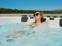 (P) Cum funcționează un jacuzzi cu hidromasaj și ce trebuie să știi înainte de a cumpăra unul