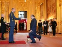 Prințul William l-a numit cavaler pe Gary Oldman la Castelul Windsor. FOTO