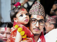 O fetiță de 2 ani a fost aleasă zeiță vie, în Nepal. Ce semnifică tradiția. GALERIE FOTO