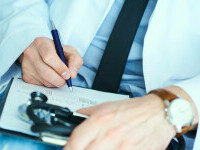 India îi obligă pe doctori să scrie rețete lizibile, după scandaluri și decese provocate de prescripții greșite