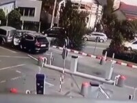 O șoferiță nu și-a asigurat mașina, a rupt o barieră și s-a izbit puternic de un vehicul, în Târgu Jiu. Momentul, filmat