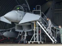 Kate Middleton, apariție plină de eleganță și naturalețe în timpul vizitei la RAF Coningsby. GALERIE FOTO