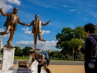 Statuia cu Trump și Epstein ținându-se de mână, reinstalată pe National Mall din Washington D.C