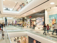 oameni, mall, cumparaturi