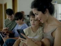 Parenting în era telefoanelor și rețelelor sociale: cum putem să ne conectăm emoțional cu copiii