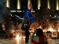 Zecii de mii de georgieni au ieşit în stradă, la Tbilisi, pentru a protesta în ziua alegerilor locale. „Trebuie să acţionăm”