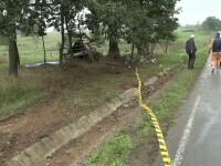 O doctoriță de 70 de ani și fratele ei au murit după ce femeia a pierdut controlul volanului pe carosabil umed, în Bihor