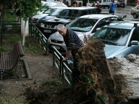 Cod roșu de ploi în București. Debitul din canalizare, comparabil cu cel al Prutului. Zeci de intervenții ale ISU