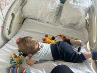 (P) Intervenție chirurgicală minim invazivă cu succes. Un bebeluș născut fără orificiu anal si-a recapatat copilăria