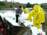 Cod roșu de furtună. Județul care se pregătește de ce e mai rău. Oamenii umplu saci cu nisip