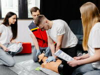 Primul curs de ajutor certificat internațional în școlile din România. Sute de elevi și profesori vor fi instruiți