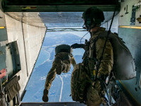 Raport: Rusia antrenează parașutiști chinezi pentru un atac fulgerător care să ”decapiteze” conducerea Taiwanului