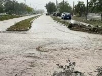 O întreagă localitate este amenințată de o viitură. Casele de la margine sunt deja afectate