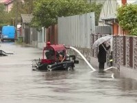 Inundații severe în Slobozia. Mai multe gospodării sunt afectate. Pompierii intervin nonstop pentru evacuarea apei