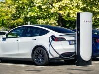 După ce i-au scăzut vânzările, Tesla a lansat în Europa versiunea mai ieftină a celui mai vândut model al său. Cât costă