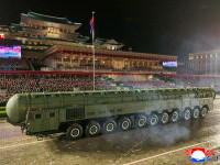 Liderul nord-coreean şi-a etalat „cea mai puternică” rachetă la o paradă militară de la care au lipsit Xi şi Putin. FOTO