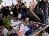 Credincioșii au așteptat la cozi interminabile pentru a se închina la Sfânta Parascheva. ”Am avut nevoie de acest miracol”