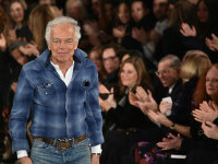 Ralph Lauren împlinește 86 de ani. Designerul a pornit de la cravate și a construit un imperiu global al eleganței. FOTO