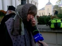 Epuizați de așteptare, credincioșii au plâns de emoție la Sfânta Parascheva. ”Mă rog pentru mama mea, să o mai am lângă mine”