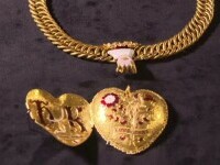 Bijuterie de aur de 24 de karate, descoperită în câmp. S-a dovedit a fi a lui Henric al VIII-lea și se vinde la un preț uriaș