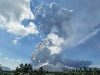 Muntele Lewotobi Laki-laki din Indonezia erupe din nou, aruncând cenuşă la 10 km înălţime
