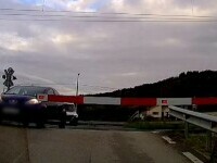 A fost filmat. Un șofer este căutat de poliția din Cluj după ce a forțat o trecere peste calea ferată cu barierele coborâte