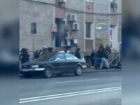Mai mulți elevi care abia ieșiseră de la școală s-au bătut în stația de autobuz. „Își lasă copilul la școală și vine bătut”
