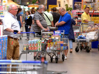 Mai săraci și cu mâncare mai scumpă. Cât își permite un bulgar să cumpere față de un român