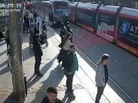 femeie tramvai turcia