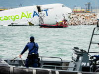 Un avion cargo a căzut în mare după ce a lovit un vehicul. Două persoane au murit, pe aeroportul din Hong Kong
