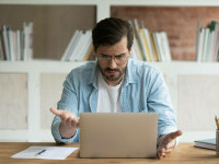 barbat suprata, laptop