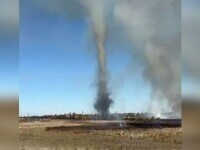 Un fuior înalt de peste zece metri s-a format după un incendiu care a izbucnit într-o comună din Timiș