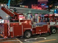 O tânără a dat foc blocului în care locuia în timp ce încerca să ardă un gândac cu o brichetă și un spray. O vecină a murit