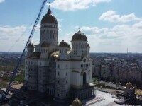 Ultimele pregătiri pentru sfințirea Catedralei Naționale. Peste 350 milioane de pietricele de sticlă și aur formează mozaicul