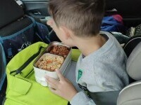 Mamele se iau întrecere la pregătirea pachețelului pentru școală. Trendul viral pe TikTok